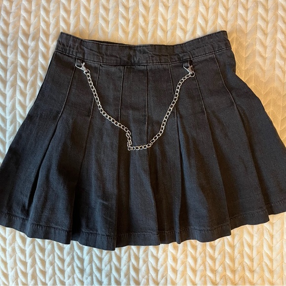 H&M Women Denim Black Pleated Mini Skirt with Removable Chain Detail Size 6 Punk - Picture 6 of 10